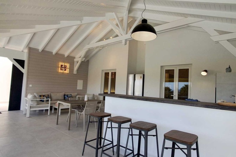 Villa Blue Marine - Terrasse couverte avec au fond à gauche l'accès à la terrasse extérieure